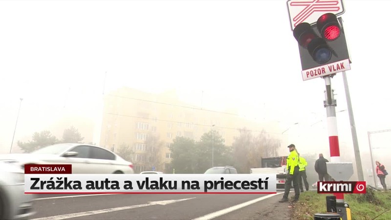 Zrážka auta a vlaku na priecestí