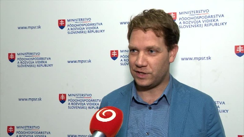 Trináste a štrnáste platy začnú platiť v budúcom roku. Kto ich reálne môže dostať?