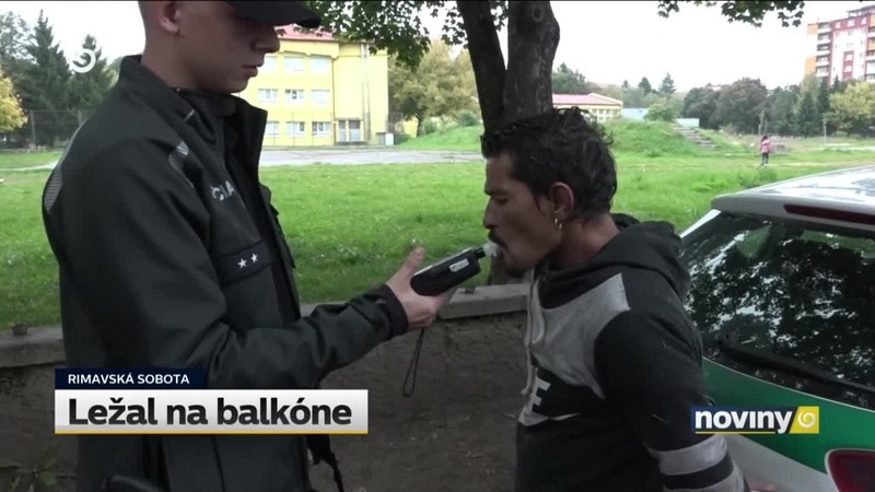 Ležal na balkóne