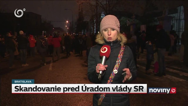 Skandovanie pred Úradom vlády SR