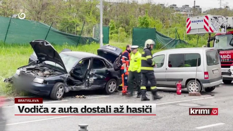 Vodiča z auta dostali až hasiči