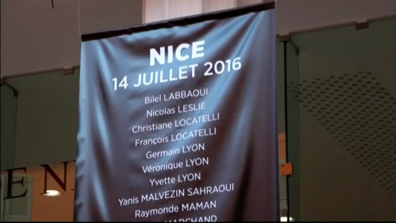 Trump opäť pobúril. V Paríži obdivoval postavu Macronovej ženy