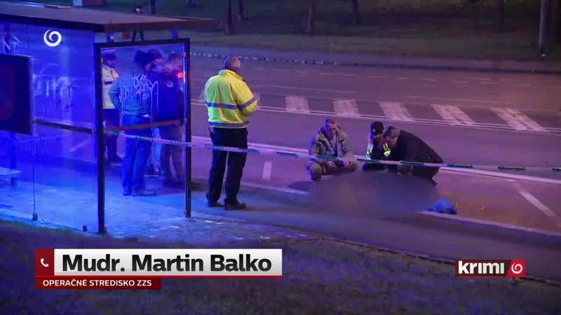 Muž zakliesnený pod autobusom