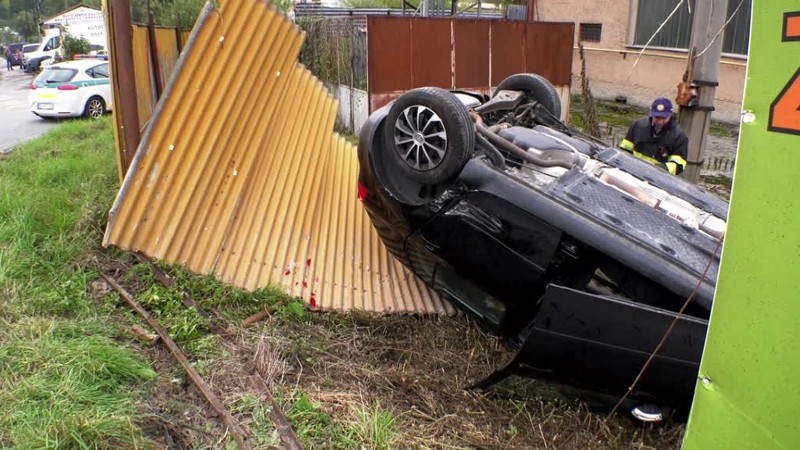 Vodič nedal prednosť. Auto, v ktorom sedela žena s bábätkom sa prevrátilo na strechu