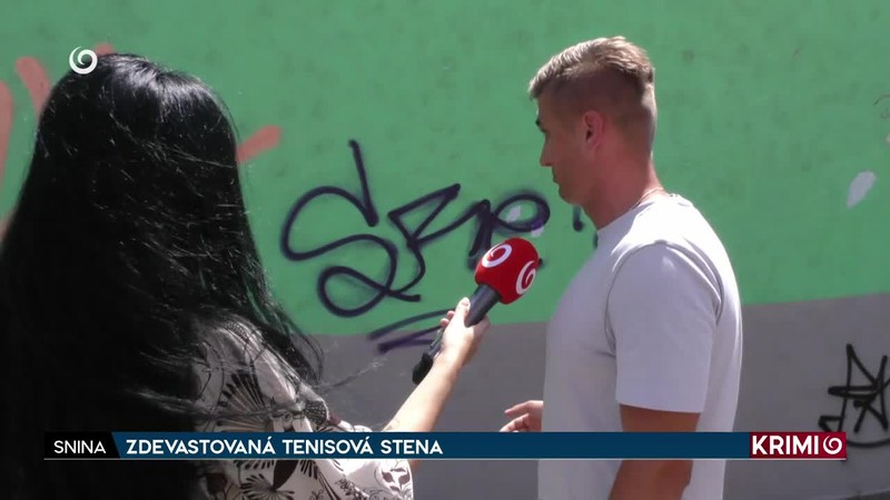 ZDEVASTOVANÁ TENISOVÁ STENA