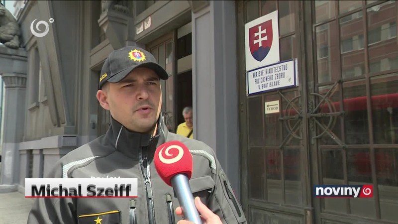 Novinárov mal sledovať aj policajt