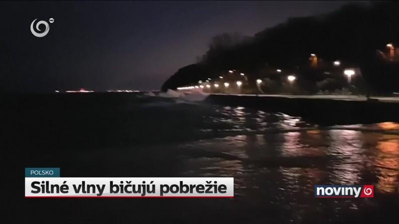 Silné vlny bičujú pobrežie
