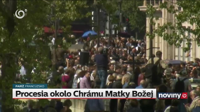 Procesia okolo Chrámu Matky Božej