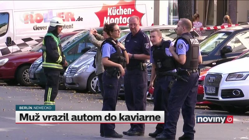 Muž vrazil autom do kaviarne