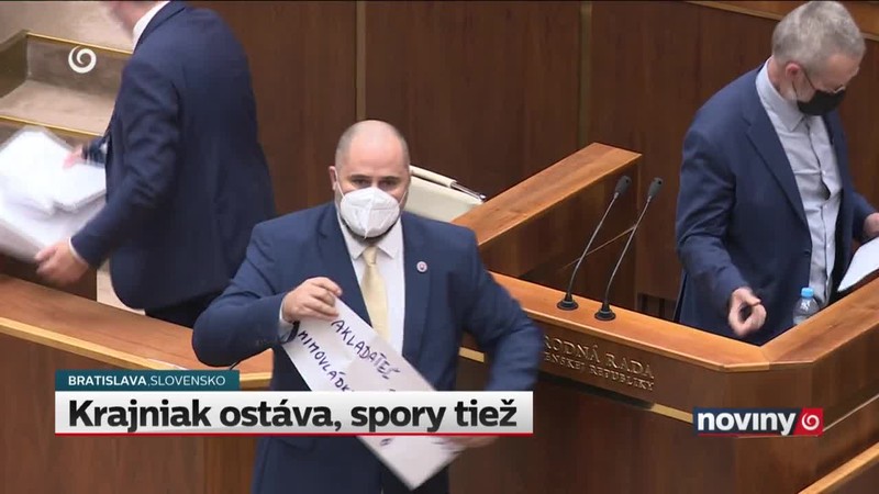 Krajniak ostáva, spory tiež