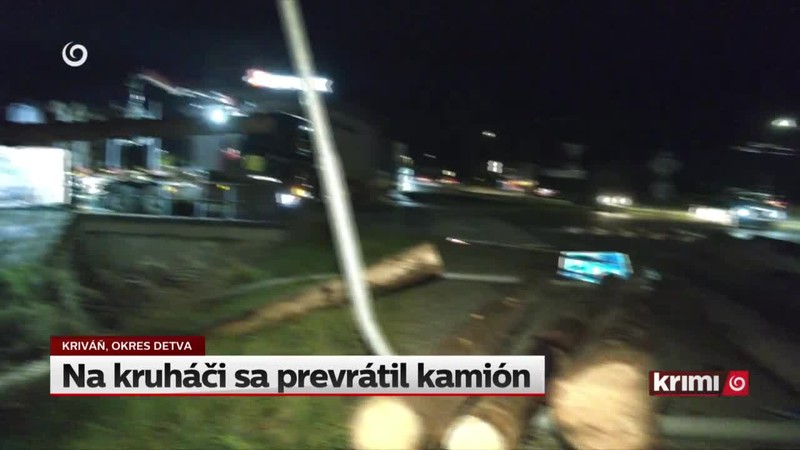 Na kruháči sa prevrátil kamión