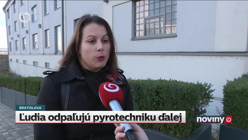 Ľudia odpaľujú pyrotechniku ďalej