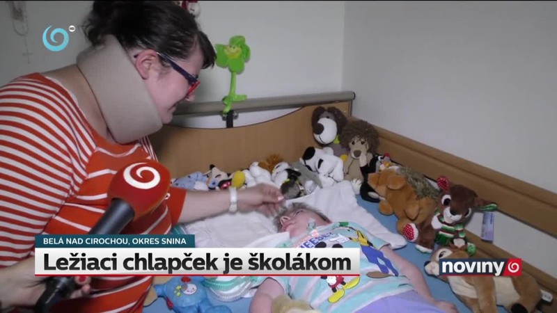 Ležiaci chlapček je školákom