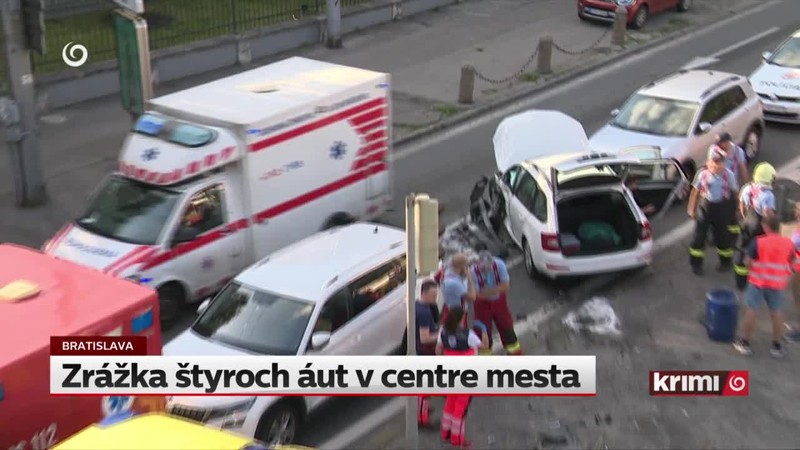 Zrážka štyroch áut v centre mesta
