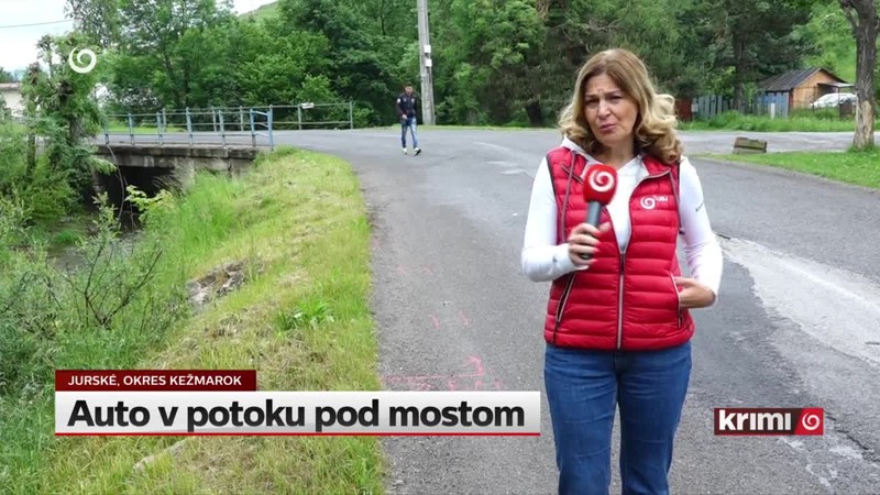 Auto v potoku pod mostom