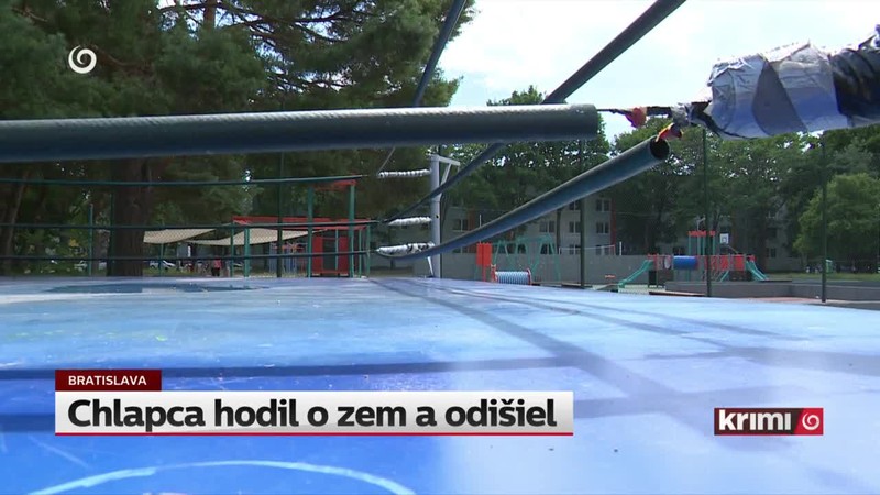 Chlapca hodil o zem a odišiel