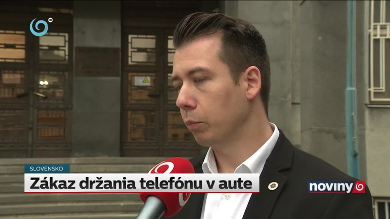 Zákaz držania telefónu v aute