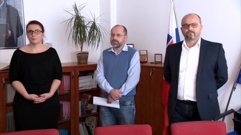 Správna rada Úradu pamäti národa zasadla bez predsedu. Krajňák sa zúčastnil už iba ako člen