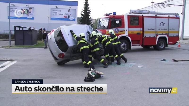 Auto skončilo na streche