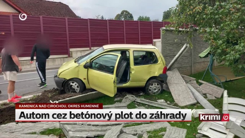 Autom cez betónový plot do záhrady