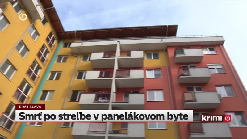 Smrť po streľbe v panelákovom byte