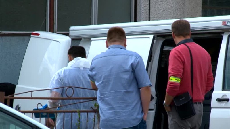 Na vlastnú mamu vytiahol nôž a podrezal jej hrdlo, tvrdia susedia