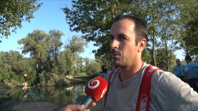 Kamaráti zachránili život mužovi, ktorý sa pošmykol na brehu