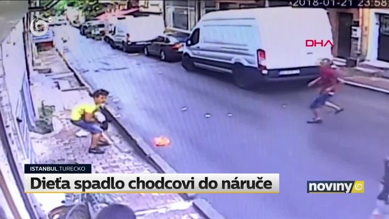 Dieťa spadlo chodcovi do náruče