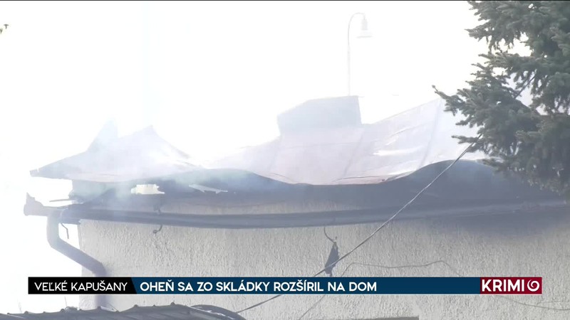 OHEŇ SA ZO SKLÁDKY ROZŠÍRIL NA DOM