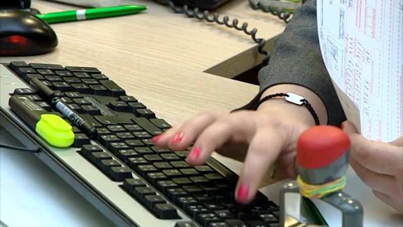 Banky zvyšujú poplatky, aby vzdelali svojich klientov