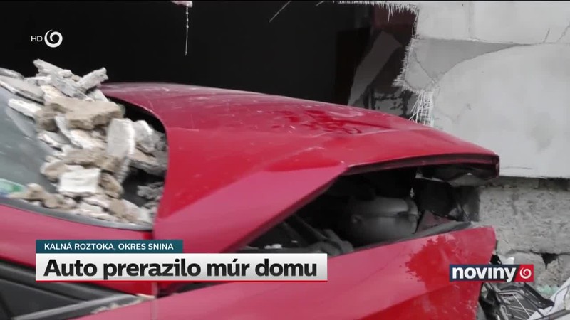 Auto prerazilo múr domu