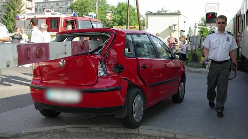 TESNE SA VYHOL ZRÁŽKE S VLAKOM