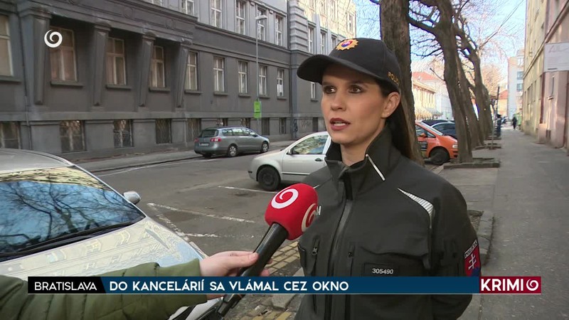 DO KANCELÁRIÍ SA VLÁMAL CEZ OKNO