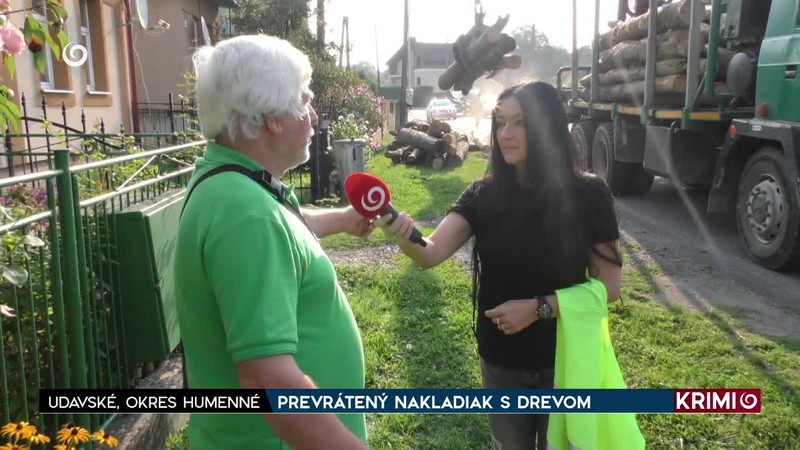 PREVRÁTENÝ NAKLADIAK S DREVOM