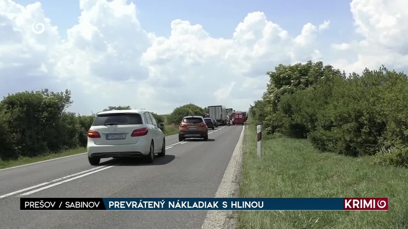 PREVRÁTENÝ NÁKLADIAK S HLINOU