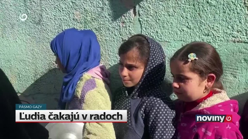Ľudia čakajú v radoch