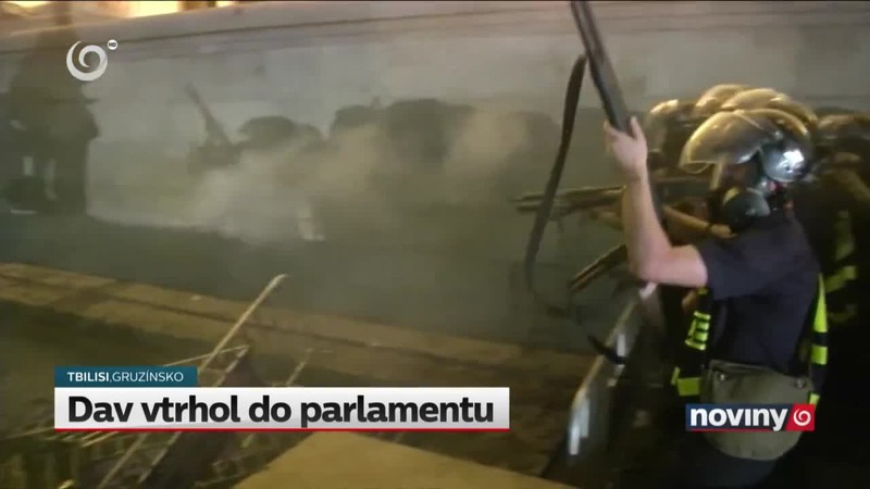 Dav vtrhol do parlamentu