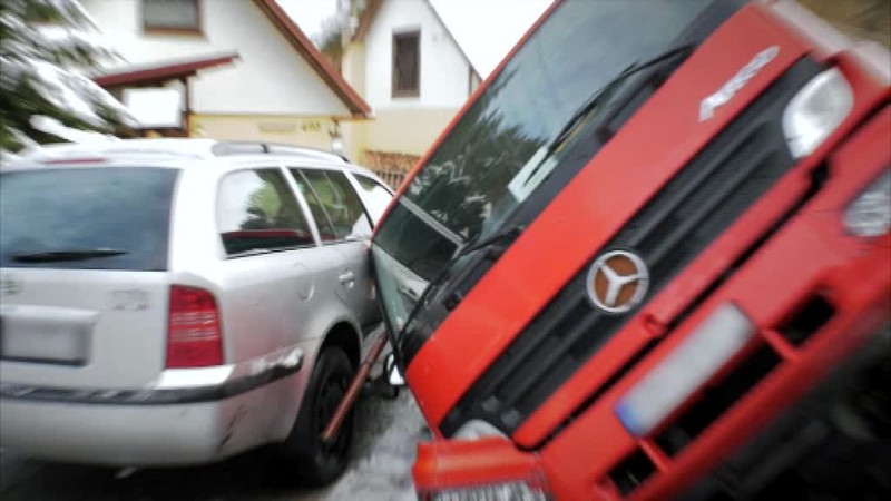 Vodič plošiny nezvládol riadenie, s ťažkým vozidlom spadol do potoka