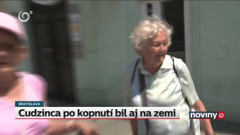 Cudzinca po kopnutí bil aj na zemi