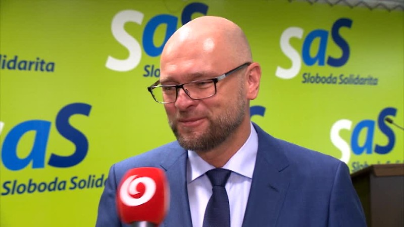 Prázdniny v politike. Fico chodí na slávnosti a opozícia upratuje vo vlastných radoch