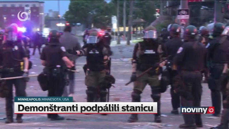 Demonštranti podpálili stanicu