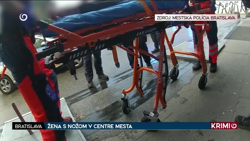 ŽENA S NOŽOM V CENTRE MESTA
