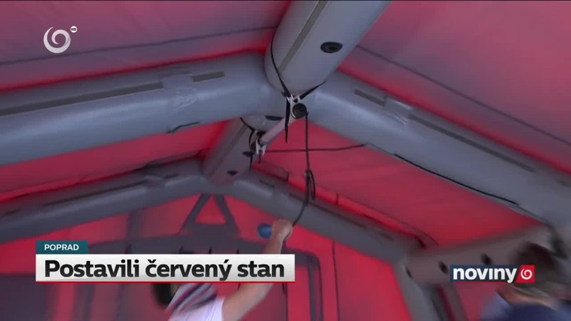 Postavili červený stan