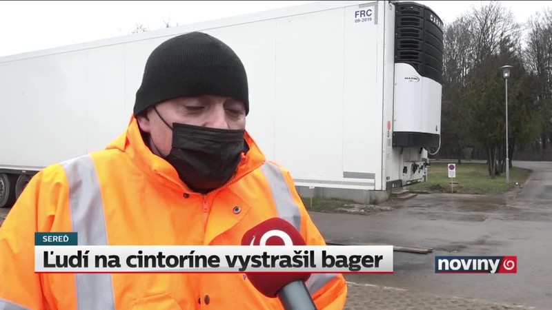 Ľudí na cintoríne vystrašil bager