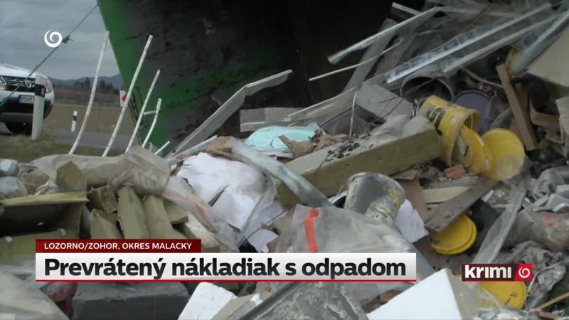 Prevrátený nákladiak s odpadom
