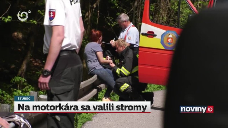 Na motorkára sa valili stromy
