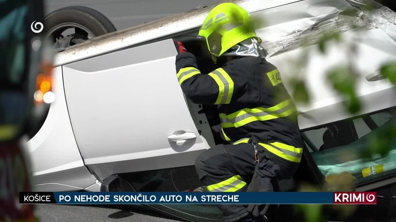 PO NEHODE SKONČILO AUTO NA STRECHE