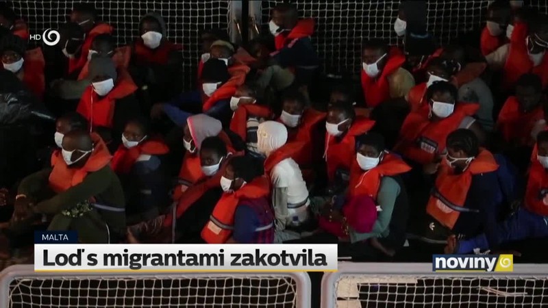 Loď s migrantami zakotvila