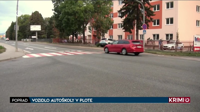 VOZIDLO AUTOŠKOLY V PLOTE