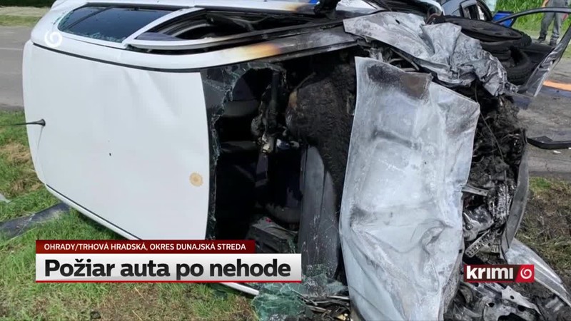 Požiar auta po nehode